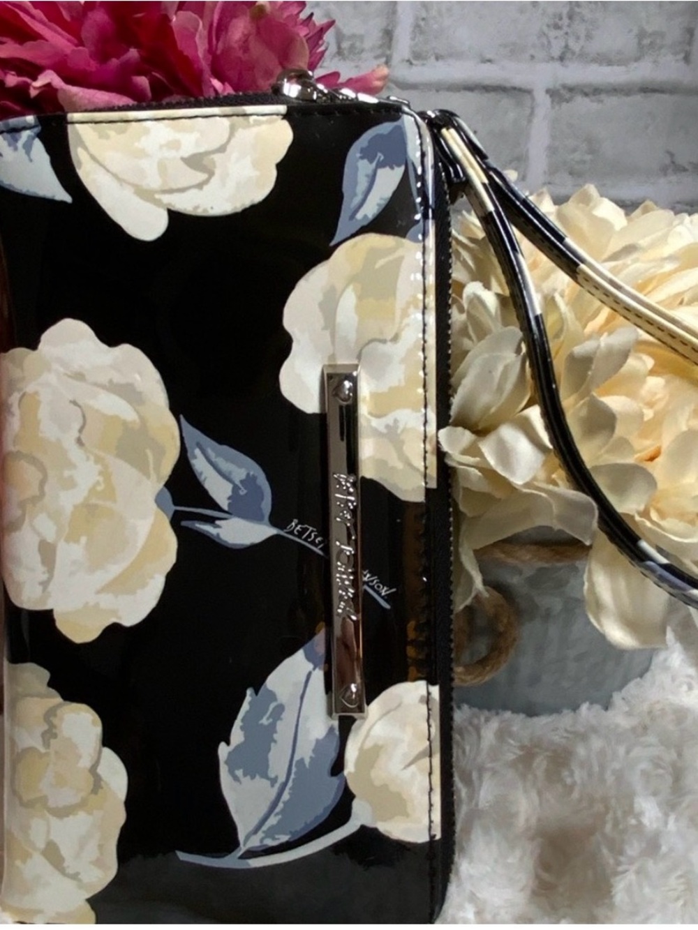 Betsey Johnson EUC Black Patent zipper Floral Wristlet with Cream Blooms gorge’ - Picture 10 of 11